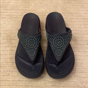 CROCS Black and Green Sandals with Textured Strap